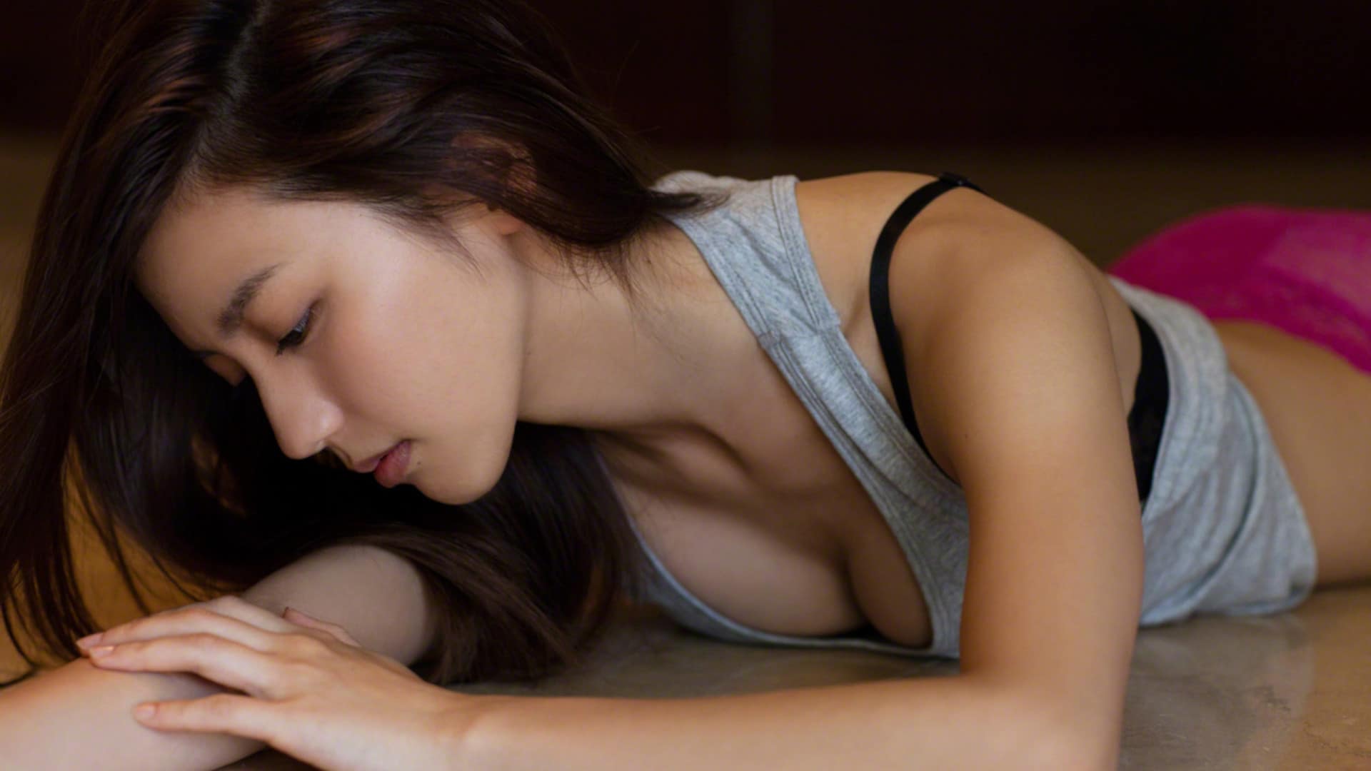 Captivating brown-haired Asian woman in casual wear, sitting gracefully on floor. Download wallpaper.